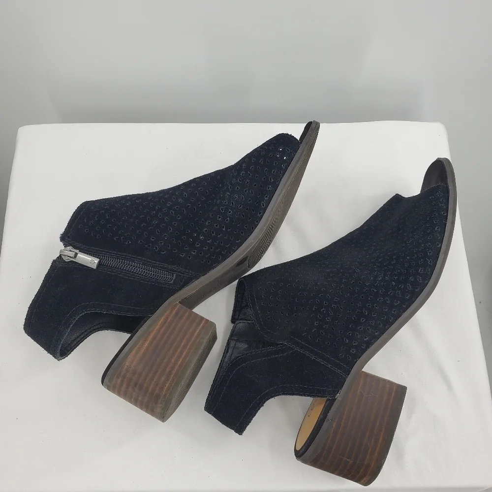 Lucky Brand black diamond cut out open toe suede sandals 9